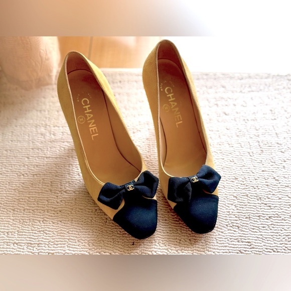 CHANEL Women Suede Pumps, Bow, CC Logo. 3" Heels, Size 37, Beige. Authentic - Picture 1 of 16